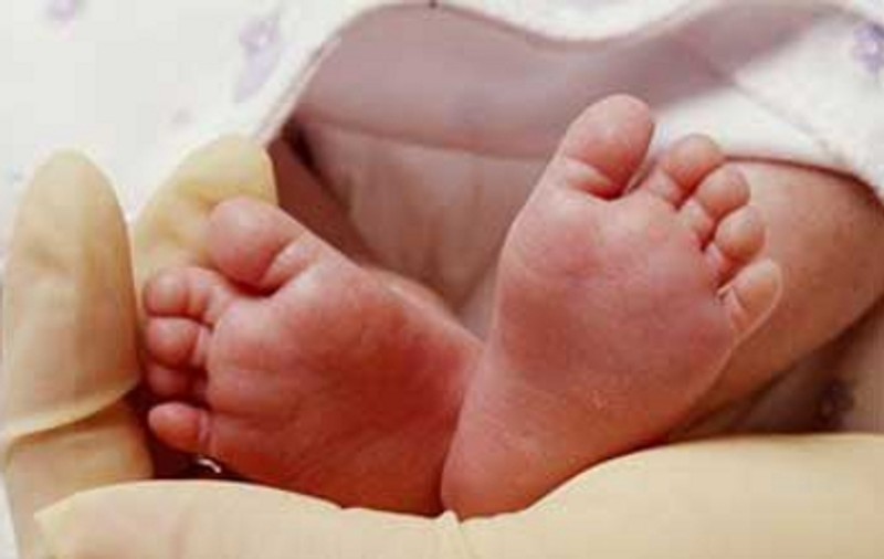 O fetiță nou-născută a fost declarată moartă de medici și a fost trimisă la morgă. Mama ei s-a dus să-și ia rămas bun, dar a decoperit că micuța trăia!