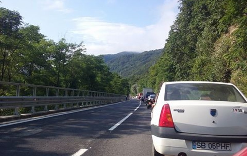 Restricții de circulație pe Valea Oltului, până pe 20 iunie. Se lucrează la viaductul Cârligu Mic de pe DN7