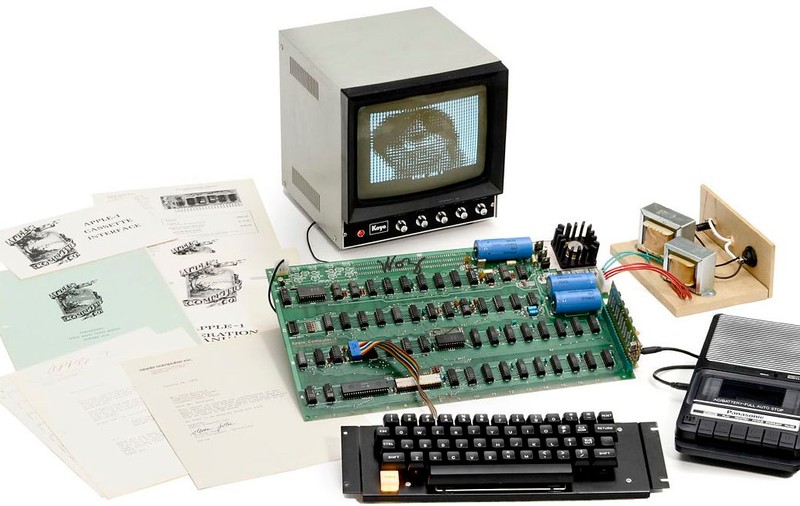 Un calculator Apple 1 a fost vândut pentru 365.000 de dolari
