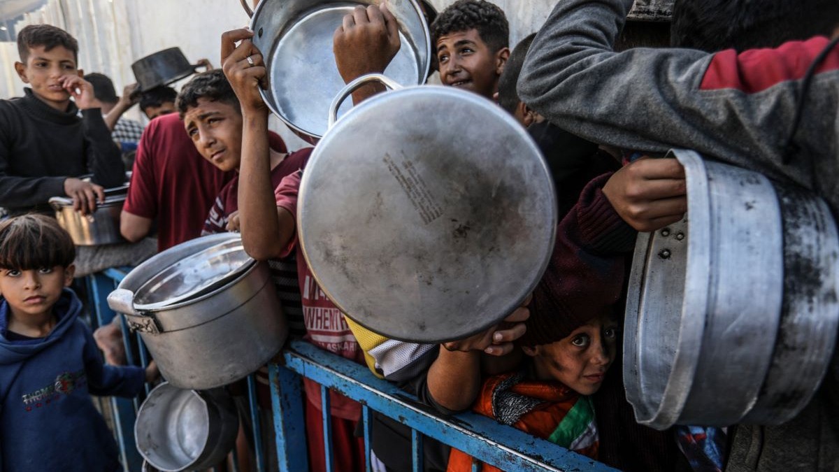 Oamenii din Fâșia Gaza sunt disperați după hrană