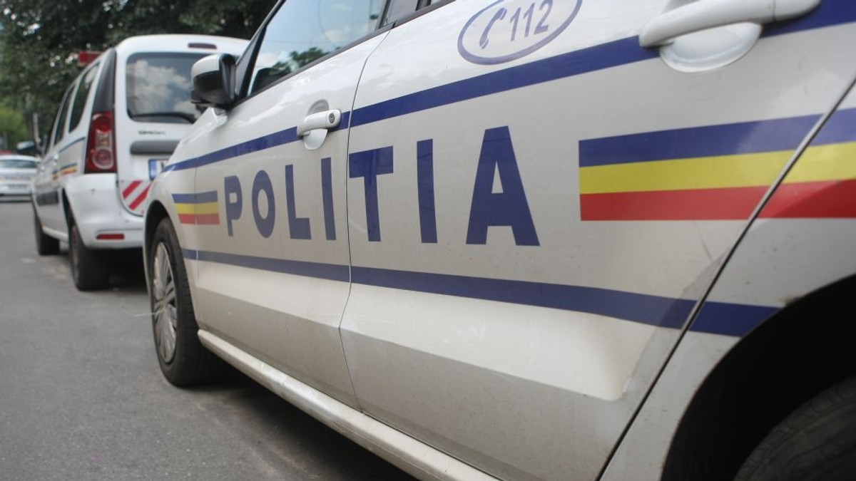 Unei jurnaliste i-au fost sparte anvelopele mașinii, în fața unei secții de votare din Dâmbovița