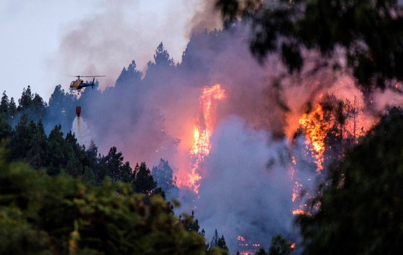 Peste 2.000 de persoane au fost evacuate, după ce un nou incendiu de pădure a izbucnit pe insula Gran Canaria. Pompierii abia localizaseră un focar, în urmă cu 5 zile