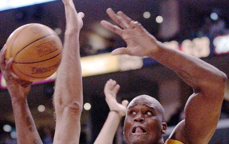 Shaquille O'Neal îl provoacă pe Beckham la fotbal