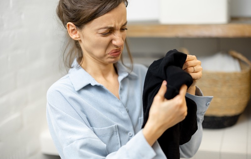 Prevenirea și rezolvarea mirosurilor neplăcute de pe hainele dumneavoastră