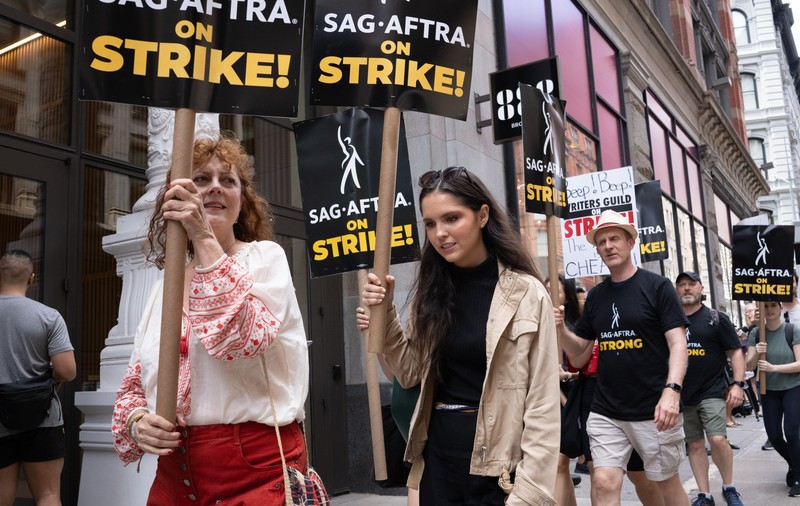 Vedetele s-au alăturat celei mai mari greve de la Hollywood din ultimii ani și au pichetat sediile principalelor studiouri americane
