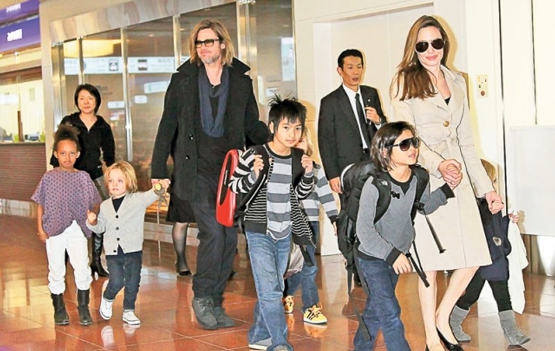 Angelina şi Brad se mută în China!