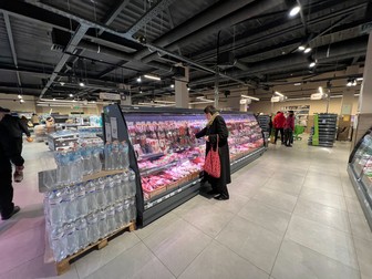 Mezelurile sunt printre puținele alimente care se mai găsesc în acest magazin.