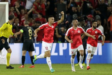 epa05507916 Hapoel Beer Sheva's Ovidiu Hoban (C) celebrates after scoring the 2-0 goal during the UEFA Champions League qualification playoff round second leg match between Hapoel Beer Sheva and Celtic at Turner Stadium in Beer Sheva, Israel, 23 August 2016. EPA/ABIR SULTAN