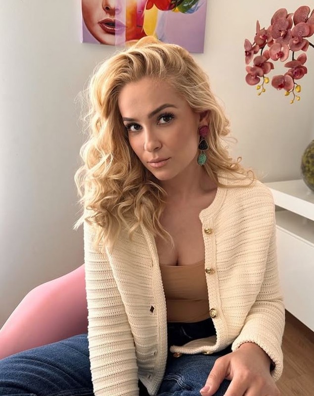 În ce țară s-a mutat Elena după divorțul de CRBL. Fosta soție a artistului a luat-o cu ea și pe Alessia, fiica lor