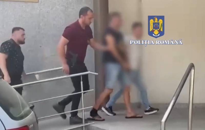 Un bărbat a fost arestat după ce a accidentat o femeie pe trecerea pe pietoni şi apoi nu a lăsat-o să sune la 112, în București