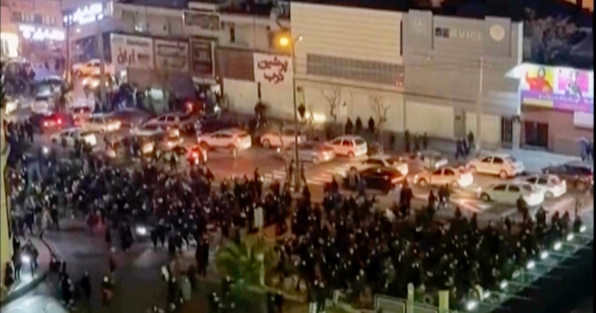 Protestatari surprinși la Teheran într-una dintre puținele imagini de la fața locului, unde regimul a impus o blocadă informațională Foto: Profimedia