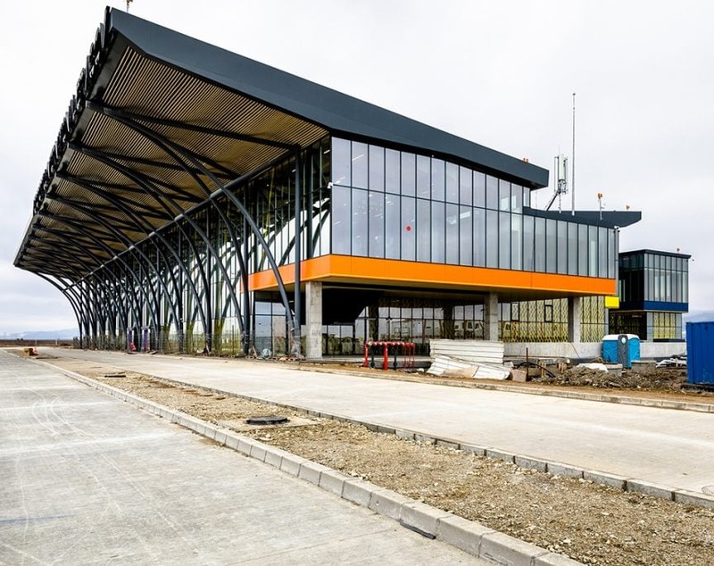 IMAGINI. Cum arăta acum un an aeroportul neterminat din Brașov și cum au reușit să-l finalizeze. Este primul aeroport nou din România din ultimii 50 de ani