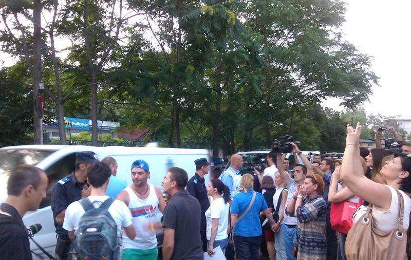Scandal MARE în plină stradă! Susţinătorii eutanasierii şi iubitorii de maidanezi s-au HUIDUIT, SCUIPAT ŞI ÎMBRÂNCIT în faţa SEDIULUI ASPA 