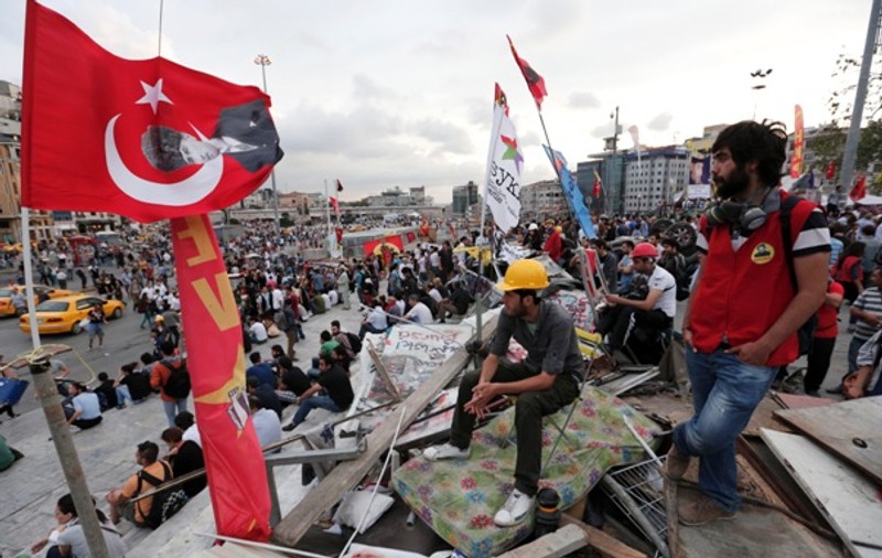 PROTESTELE DIN TURCIA: Manifestanţii din parcul Gezi continuă rezistenţa