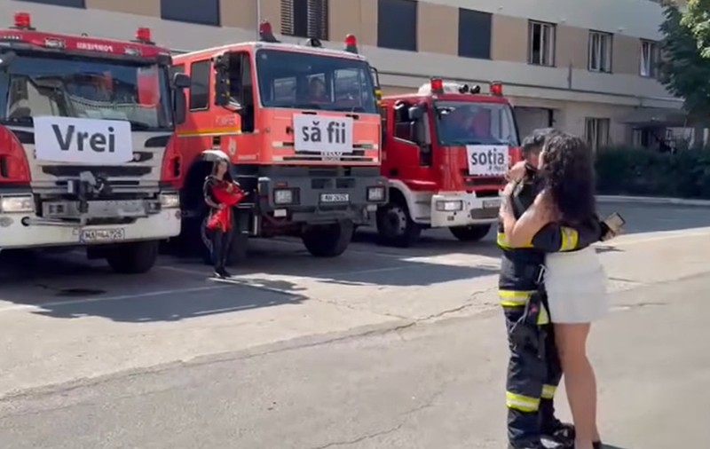 Cerere în căsătorie inedită la ISU Hunedoara: un pompier și-a surprins iubita în fața autospecialelor | VIDEO