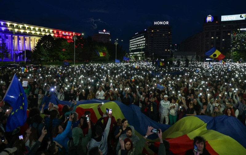 Mii de oameni în Piața Victoriei la mitingul „România în lumină”, organizat de Nicușor Dan. Jandarmeria a sesizat AEP pentru „propagandă electorală” | VIDEO