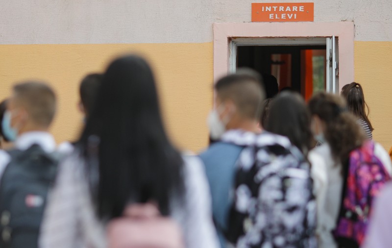 România educată nu e pentru toți. Cum a tăiat ministrul Cîmpeanu o bursă de 200 de lei pe lună celor mai nevoiași dintre copii