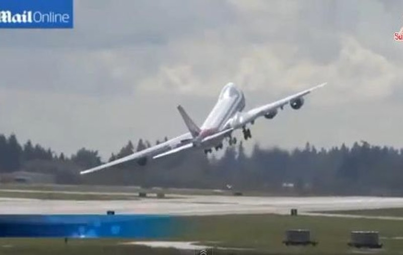 MOMENTE INCREDIBILE! Un pilot al unui Boeing şi-a luat RĂMAS BUN după ce a decolat. Uite CE FĂCEA cu AVIONUL! | VIDEO