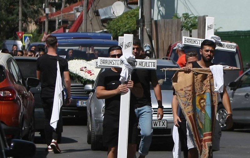 E normal ca preoții să nu oficieze slujbe de înmormântare pentru sinucigași? Ce cred cititiorii Libertatea despre decizia BOR. "Orice mort trebuie să aibă slujbă!"