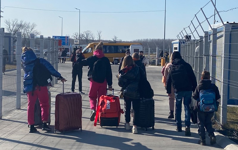 Reportaj de la vama Isaccea. Lungul exod al copiilor, al femeilor și-al celor ce-și permit să fugă din Ucraina spre Germania sau Austria