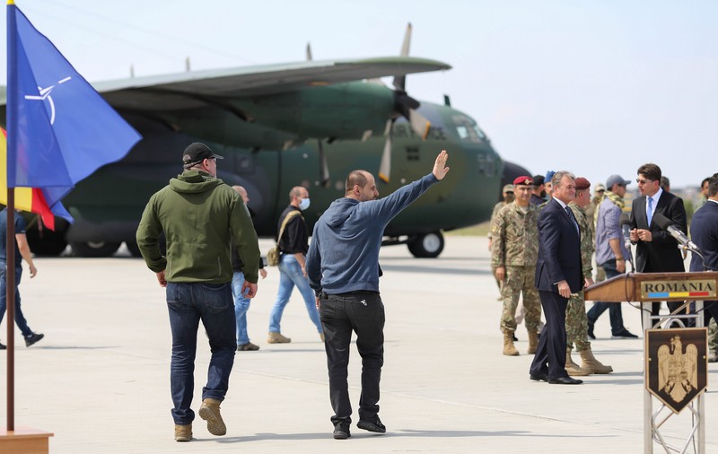 „Am ajuns acasă!”. Mesajul unuia dintre cei 15 români întorși astăzi din Afganistan
