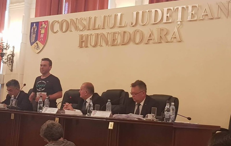 Avram Iancu a primit titlul de „cetățean de onoare” al județului Hunedoara, după ce a parcurs Dunărea înot. CJ Hunedoara a uitat să-l invite la ceremonie