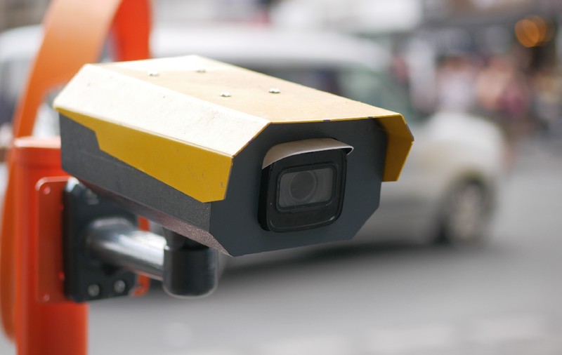 O șoferiță nu se afla la volan și tot a rămas fără permis, pentru că nu a contestat „corect” amenda
