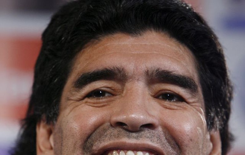 Fiscul italian scoate la licitaţie cerceii lui Maradona