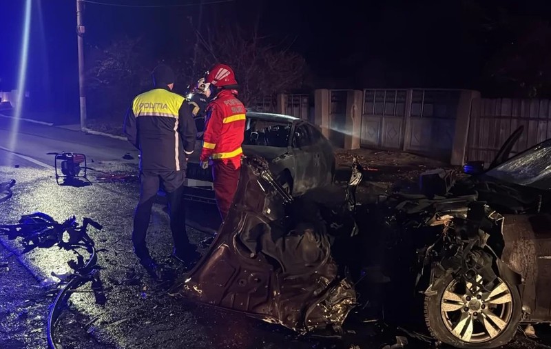 Doi tineri au murit carbonizaţi, iar alţi trei au fost răniţi într-un teribil accident în Vrancea, provocat de viteza excesivă