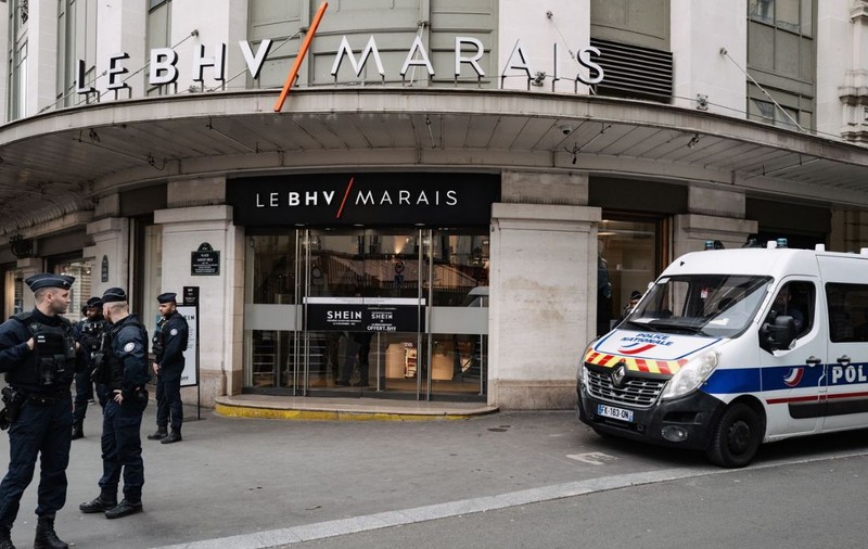 Cum arată primul magazin fizic Shein, deschis la Paris, cu protestatarii și poliția la ușă