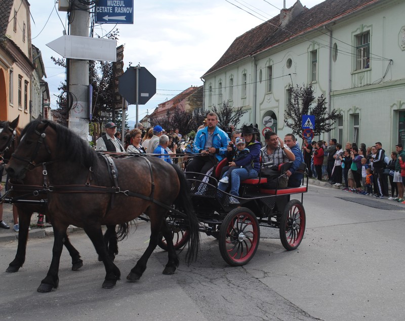 Cel mai bătrân călușar din țară, pe scenă la Zilele Rășnovului | GALERIE FOTO