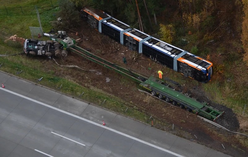 Un camion care transporta un tramvai de 42 de metri s-a răsturnat pe marginea autostrăzii, în Germania. Pagube de 2,5 milioane de euro