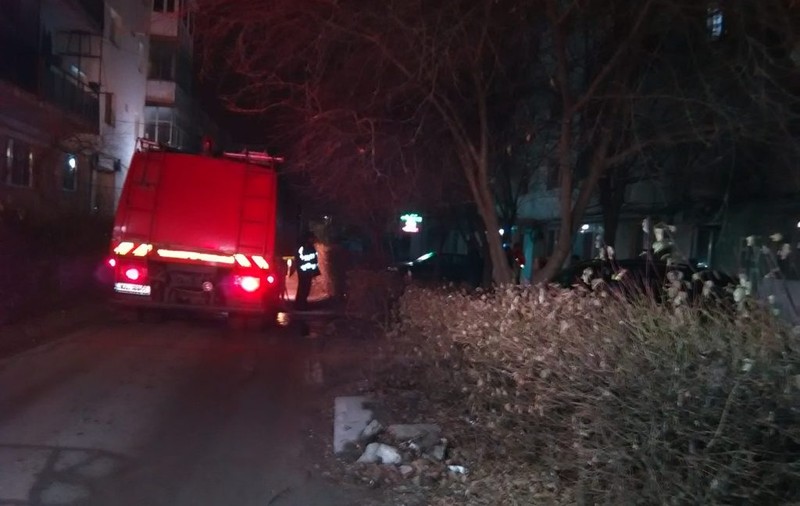 Incendiu la un bloc din Filiași. O persoană a murit, altele au fost intoxicate cu fum. 20 de oameni au fost evacuați în miez de noapte