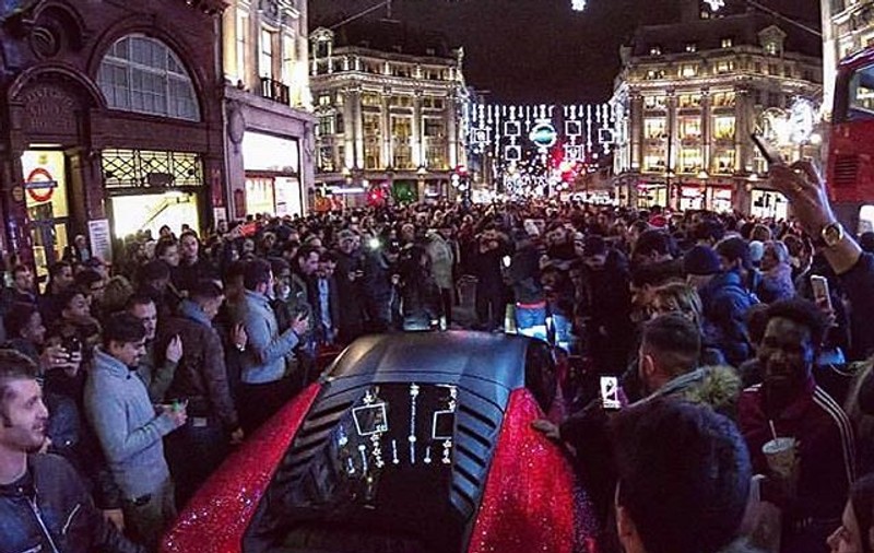 Lamborghini Huracan, acoperit cu cristale Swarovski. E condus de o tânără din Moldova care face furori în Londra | FOTO&VIDEO