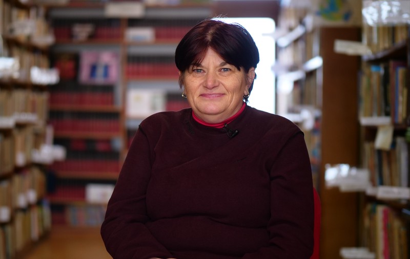 VIDEO. Cum ajunge o bibliotecară de la țară să învețe elevii să codeze cu bani de la Bill Gates: „Descopeream și eu platforma cot la cot cu ei”