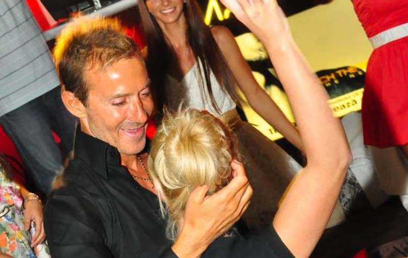 O blondă, o roșcată și o brunetă în același timp! Vezi cum își face MAZĂRE DE CAP ÎN CLUBURI! | FOTO