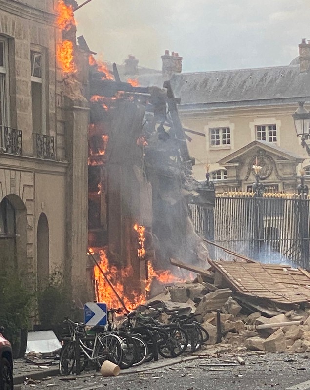 Explozie în centrul Parisului, urmată de un incendiu puternic. O clădire s-a prăbușit parțial, iar zeci de persoane au fost rănite. VIDEO
