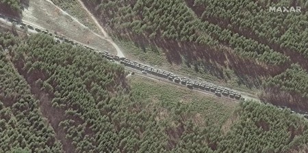 Imagine din satelit obținută de Maxar Technologies, cu un convoi militar al forțelor armate ruse, întins pe 27 de kilometri. Acesta s-ar fi dispersat parțial între timp. Foto: EPA