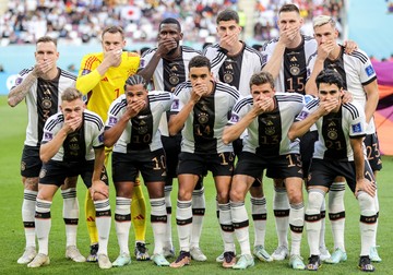 Echipa Germaniei protestează față de deciziile FIFA, în timpul Cupei Mondiale din Qatar, pe 23 noiembrie 2022.