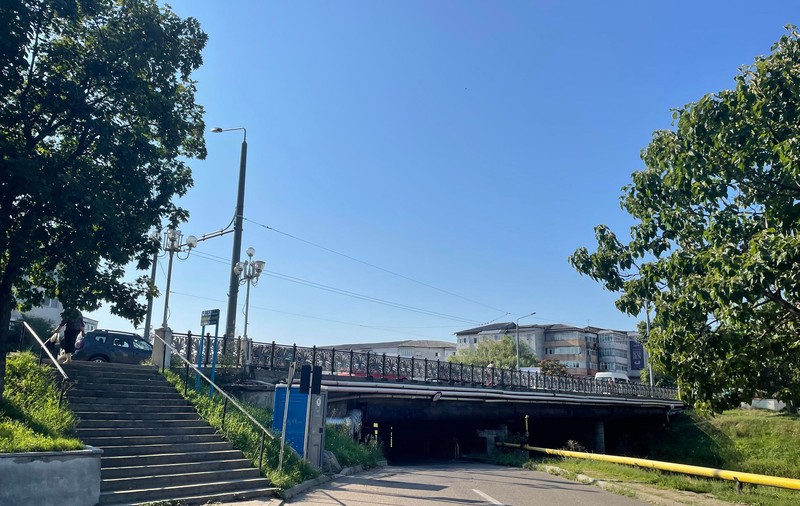 Judecătorii din Vaslui au respins propunerea de arestare a unui bărbat acuzat că a tâlhărit și a violat o femeie care ieșise la plimbare. Cum a motivat instanța decizia controversată
