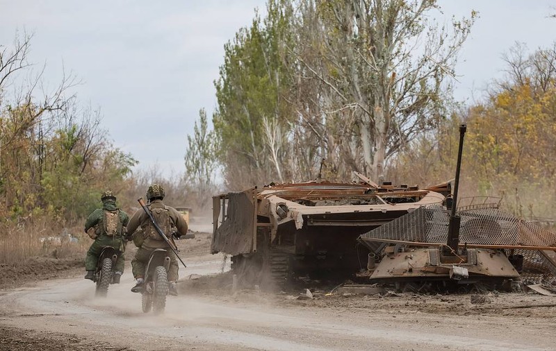 Armata rusă are succes pe frontul din Donbas pentru că a schimbat tactica și acum soldații atacă pe motociclete și scutere electrice