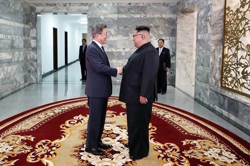 Întâlnire surpriză între Kim Jong-un și Moon Jae-in