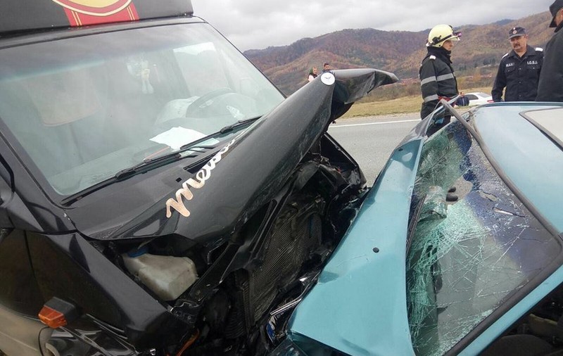 Trei morți și doi răniți, în urma unui accident pe DN 6, în Caraș-Severin. Două mașini s-au ciocnit violent