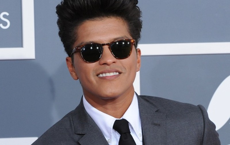 Margarină, fructe de pădure şi chipsuri! Acestea sunt ingredientele folosite de Bruno Mars pentru celebra coafură!
