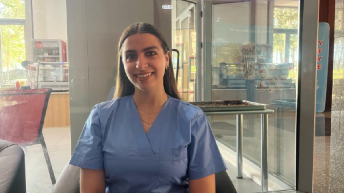 O tânără îmbrăcată în echipament medical albastru