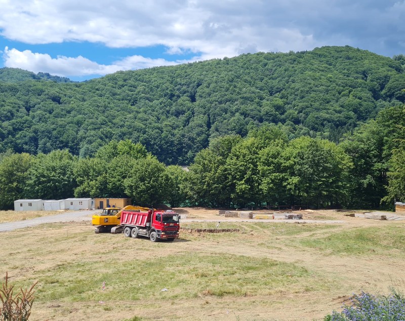 Patru hoteluri de lux se construiesc pe malul lacului de acumulare Paltinu, Prahova, pe terenuri concesionate de Primăria Valea Doftanei. Cine sunt investitorii