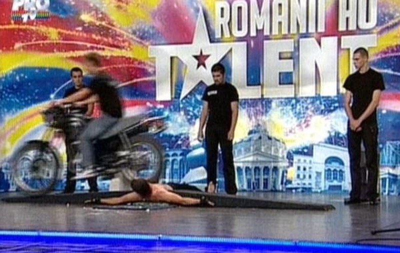 A rezistat sub roțile unei motociclete, la Românii au talent