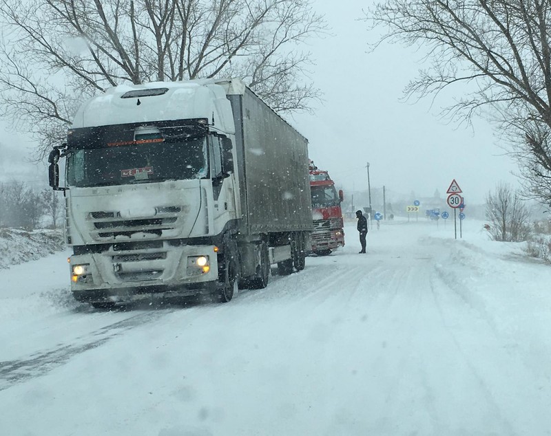 VIDEO&FOTO/ Traficul rutier spre Vama Albița, închis din cauza viscolului puternic. Vizibilitatea este sub 50 de metri