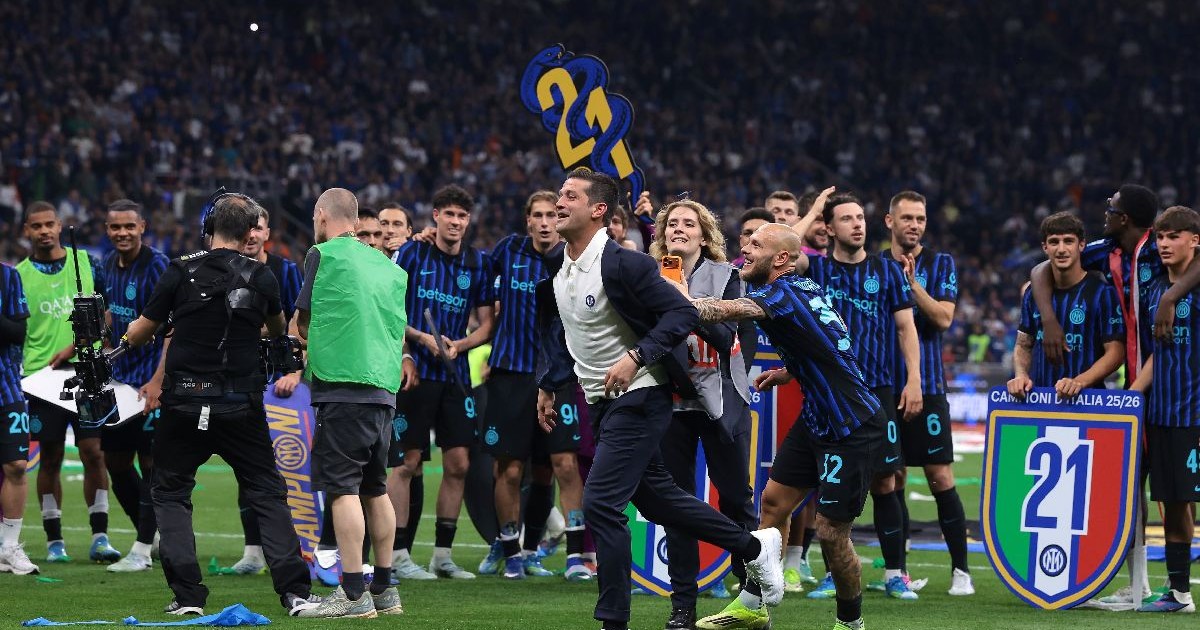 Cristi Chivu și fotbaliștii lui Inter, pe teren, pe 3 mai, după ce au cucerit titlul în Italia