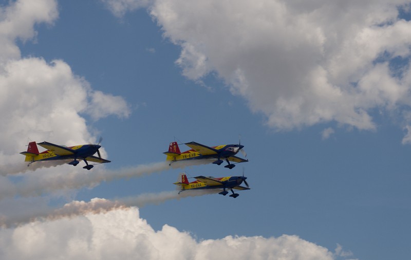 FOTO | Spectacol pe cer! Turiștii de pe litoral, delectați cu un show aviatic
